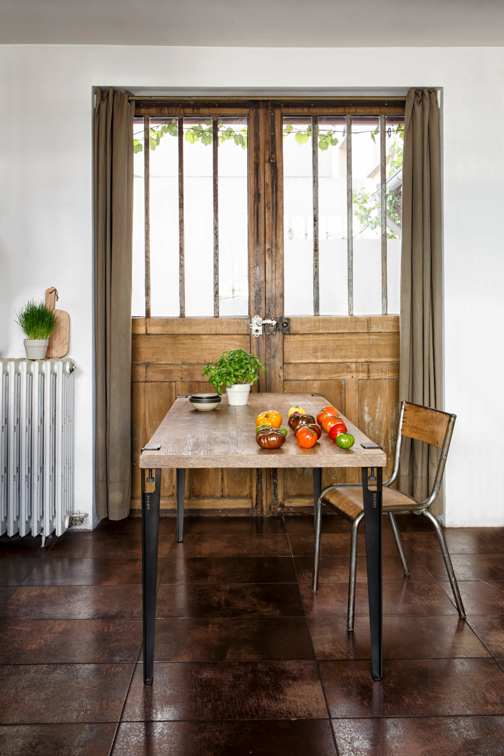 Table à manger TIPTOE en vieux bois chêne 150x75cm et pieds 75cm en acier patiné