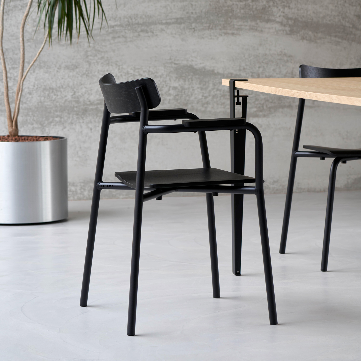 ÉTUDE chair with armrests - eco-certified wood